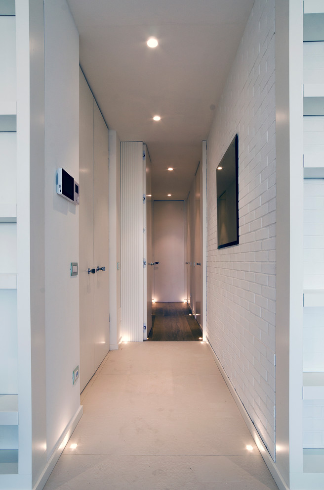 Inspiration för mellanstora moderna hallar, med vita väggar och beiget golv