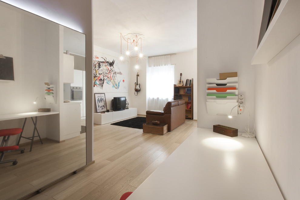 Kleines Modernes Foyer mit weißer Wandfarbe und braunem Holzboden in Turin