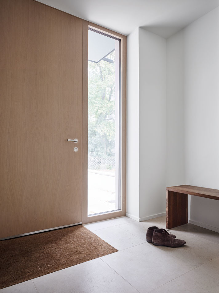 Immagine di una porta d'ingresso minimalista di medie dimensioni