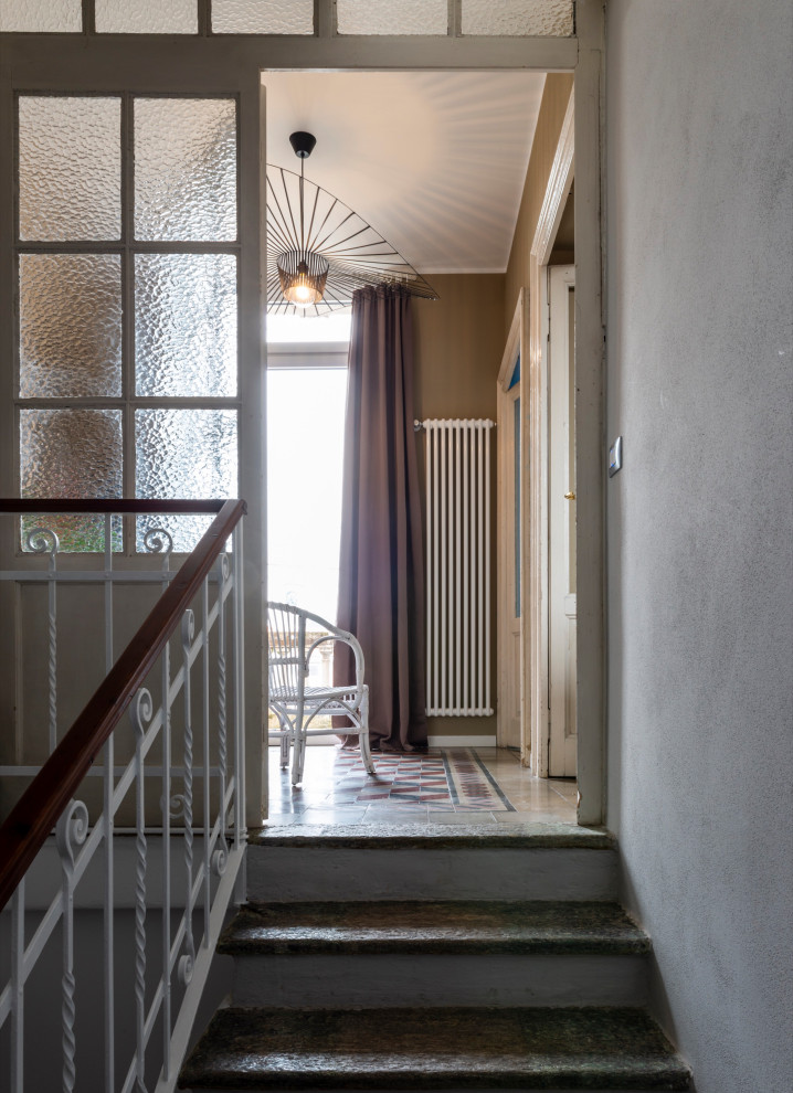 Idées déco pour un couloir contemporain de taille moyenne avec un mur beige, un sol en carrelage de céramique et un plafond décaissé.