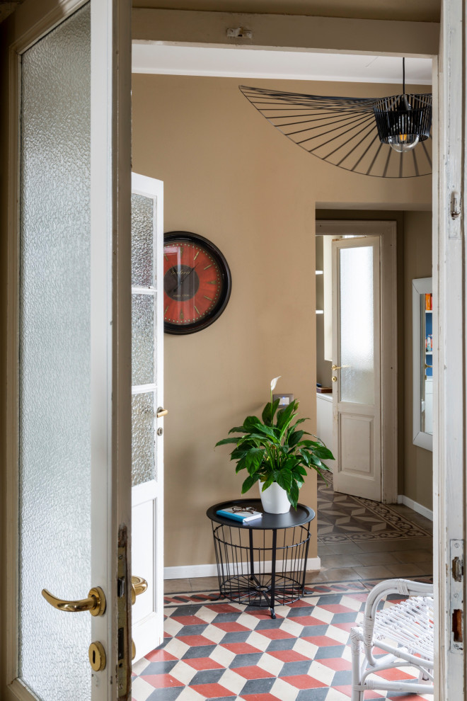 Ispirazione per un ingresso o corridoio contemporaneo di medie dimensioni con pareti beige, pavimento con piastrelle in ceramica e soffitto ribassato