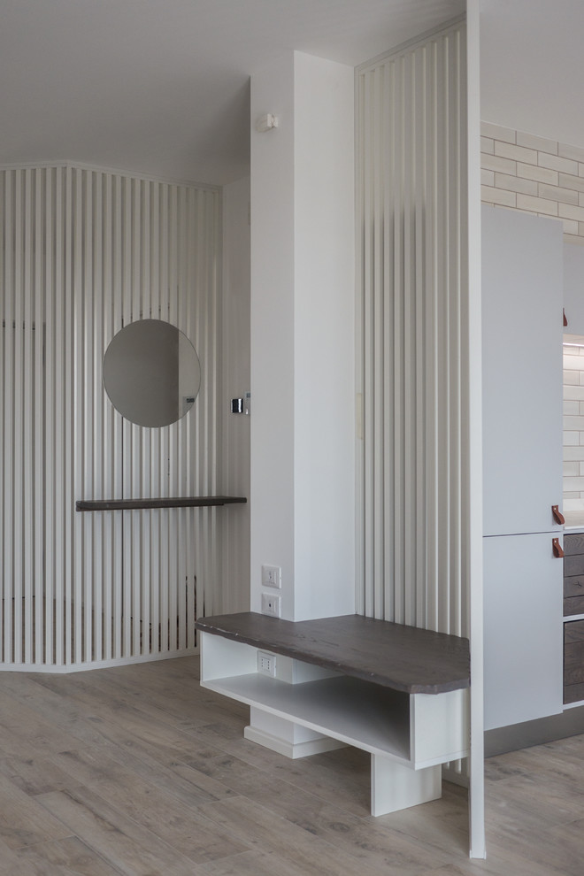 Источник вдохновения для домашнего уюта: фойе среднего размера в современном стиле с белыми стенами, полом из керамогранита, одностворчатой входной дверью, белой входной дверью и бежевым полом
