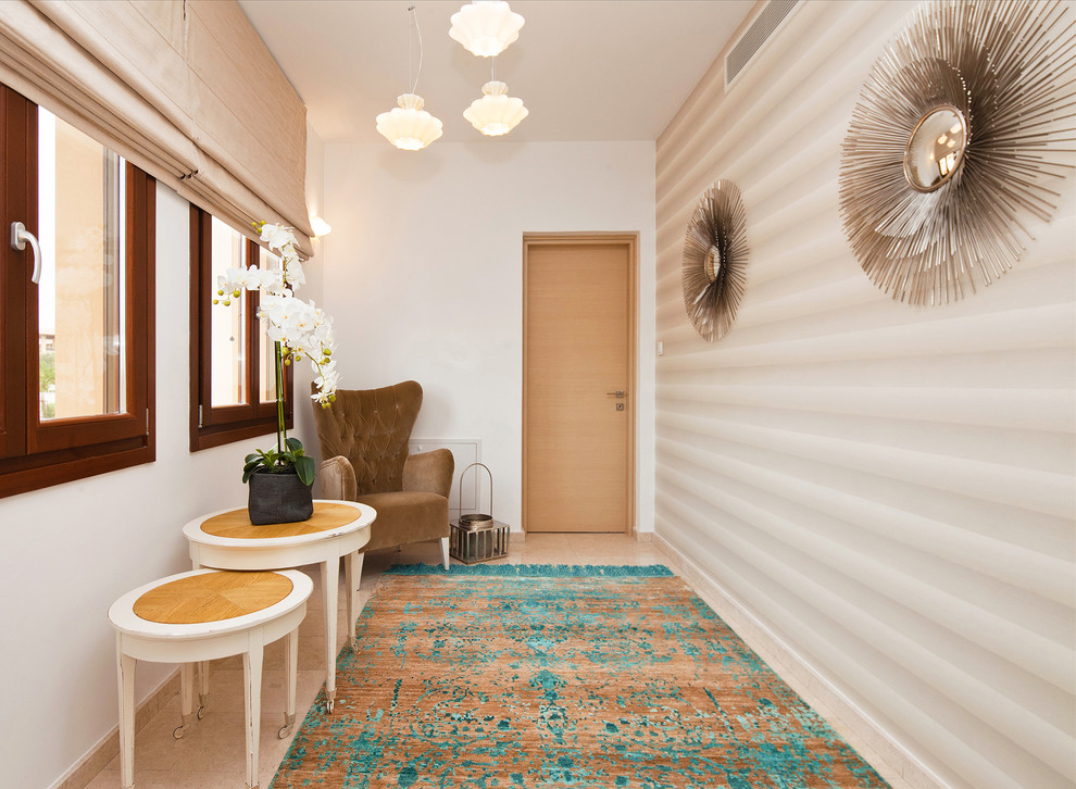 Immagine di un piccolo ingresso o corridoio chic con pareti beige, pavimento in marmo e pavimento beige