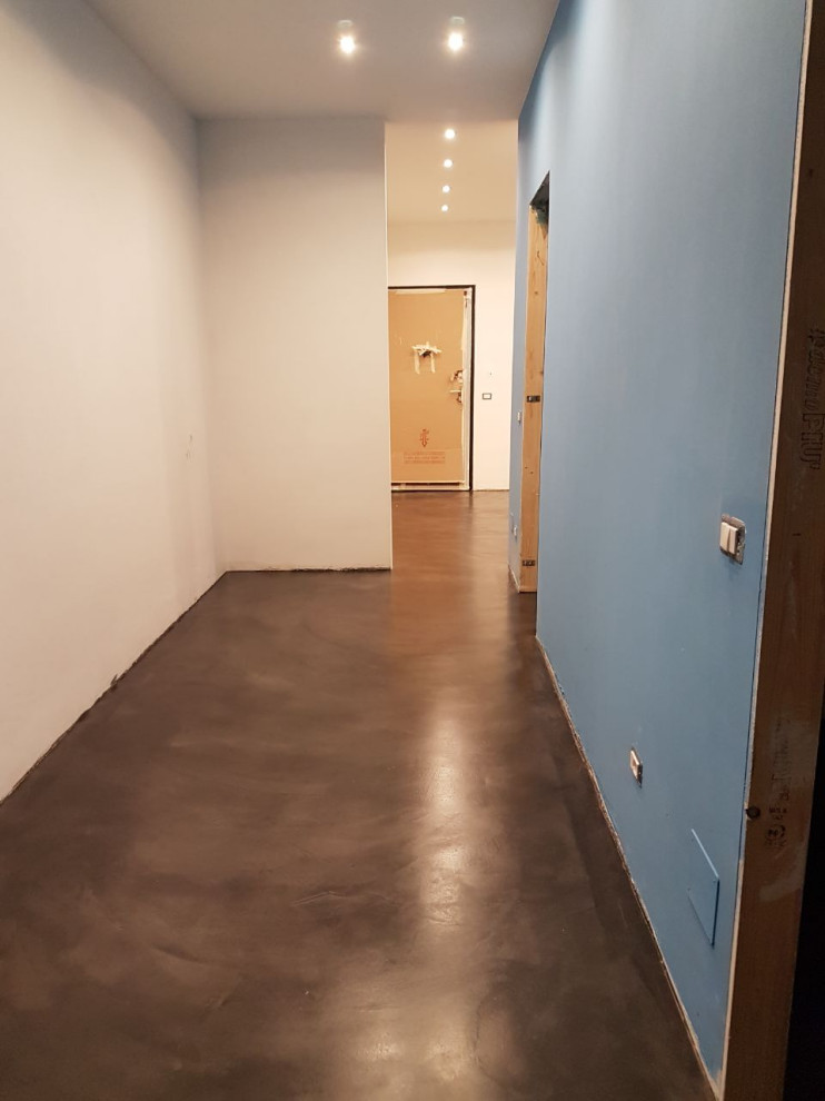 Стильный дизайн: коридор среднего размера в современном стиле с синими стенами, полом из винила и серым полом - последний тренд