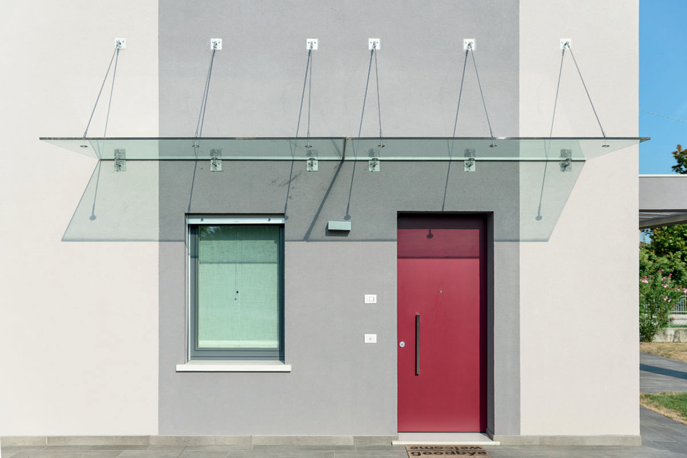 Пример оригинального дизайна: прихожая в современном стиле с серыми стенами, одностворчатой входной дверью и красной входной дверью
