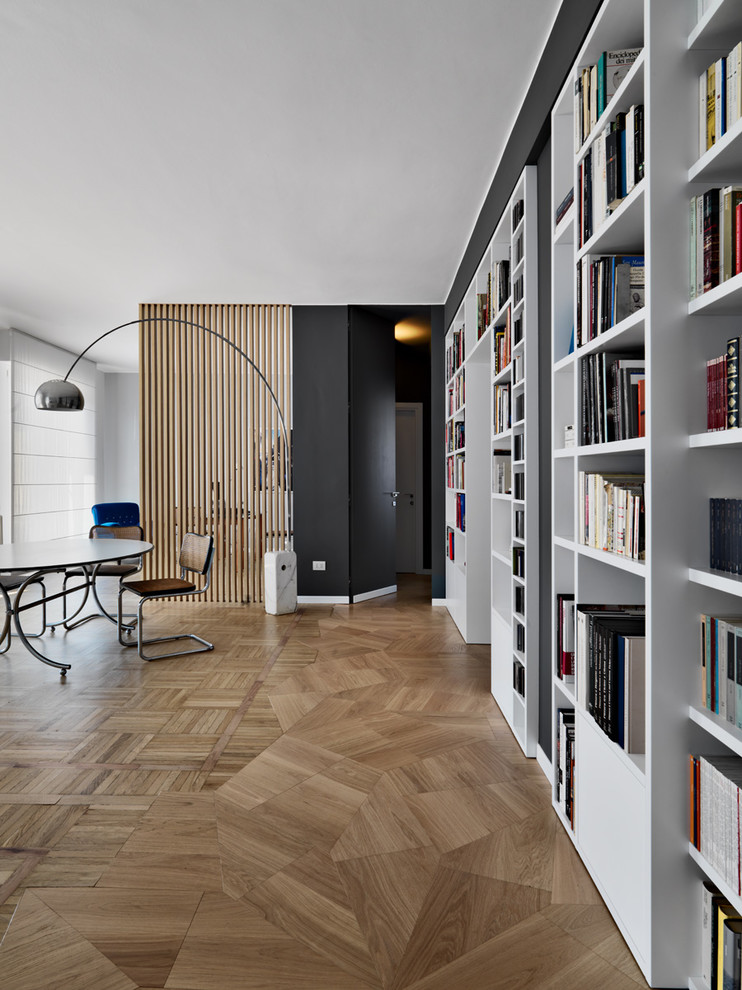Foto de recibidores y pasillos minimalistas con paredes grises, suelo de madera clara y iluminación