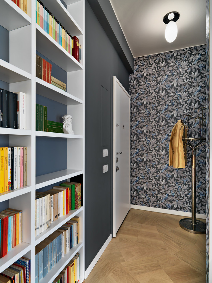 Inspiration pour une petite entrée design avec un mur gris, un couloir, un sol en bois brun, une porte simple, une porte blanche et un sol marron.