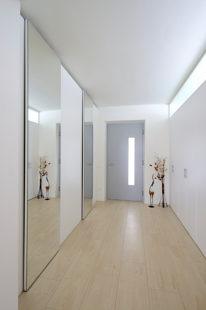 Esempio di un piccolo corridoio design con pareti bianche