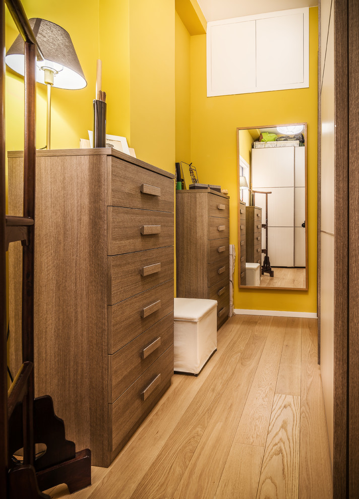 На фото: коридор среднего размера в стиле фьюжн с желтыми стенами, паркетным полом среднего тона и коричневым полом с