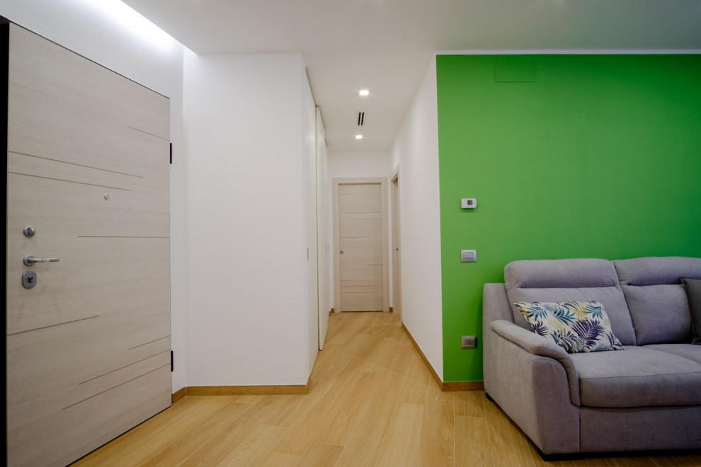 Inspiration för moderna hallar, med gröna väggar, klinkergolv i porslin och brunt golv