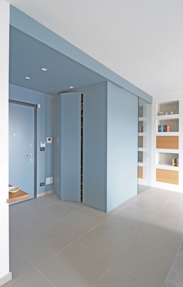 Idee per un ingresso minimalista con pareti grigie, pavimento con piastrelle in ceramica, una porta singola, una porta grigia e pavimento beige
