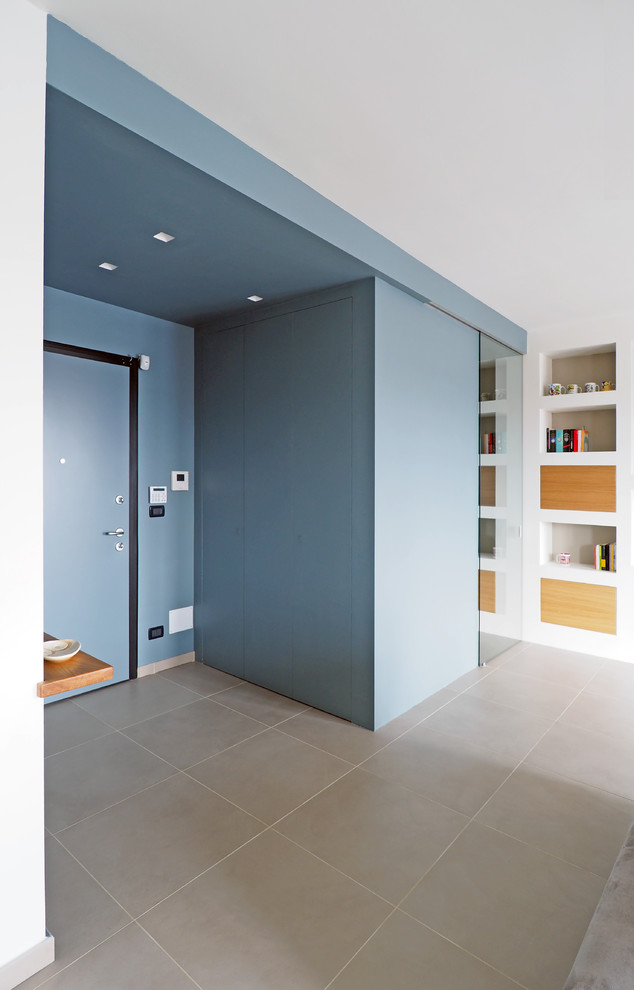 Modelo de distribuidor moderno con paredes grises, suelo de baldosas de cerámica, puerta simple, puerta gris y suelo beige