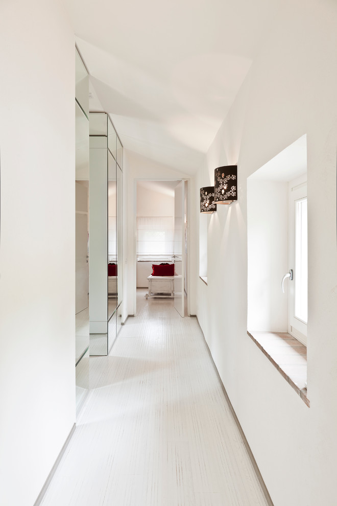 Immagine di un grande ingresso o corridoio minimalista con pareti bianche