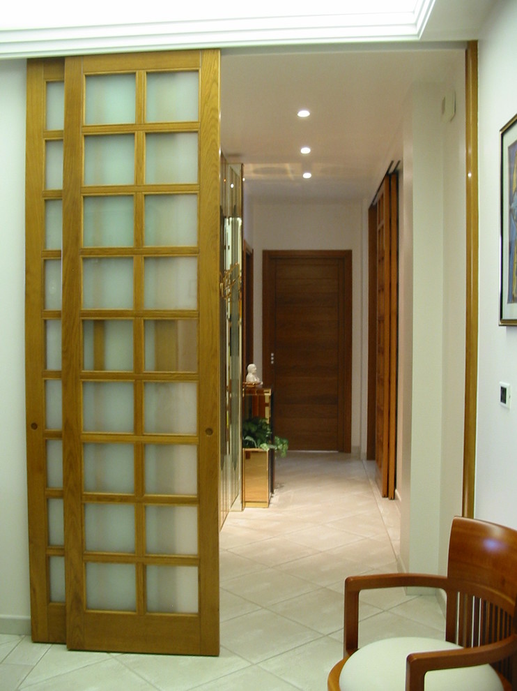 Idee per un ingresso o corridoio moderno di medie dimensioni con pareti bianche, pavimento in gres porcellanato e pavimento bianco