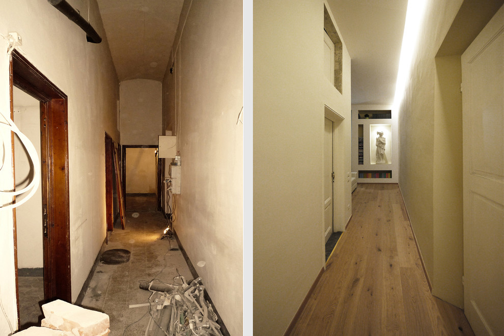 Idée de décoration pour un grand couloir design avec parquet clair, un mur blanc et un sol marron.