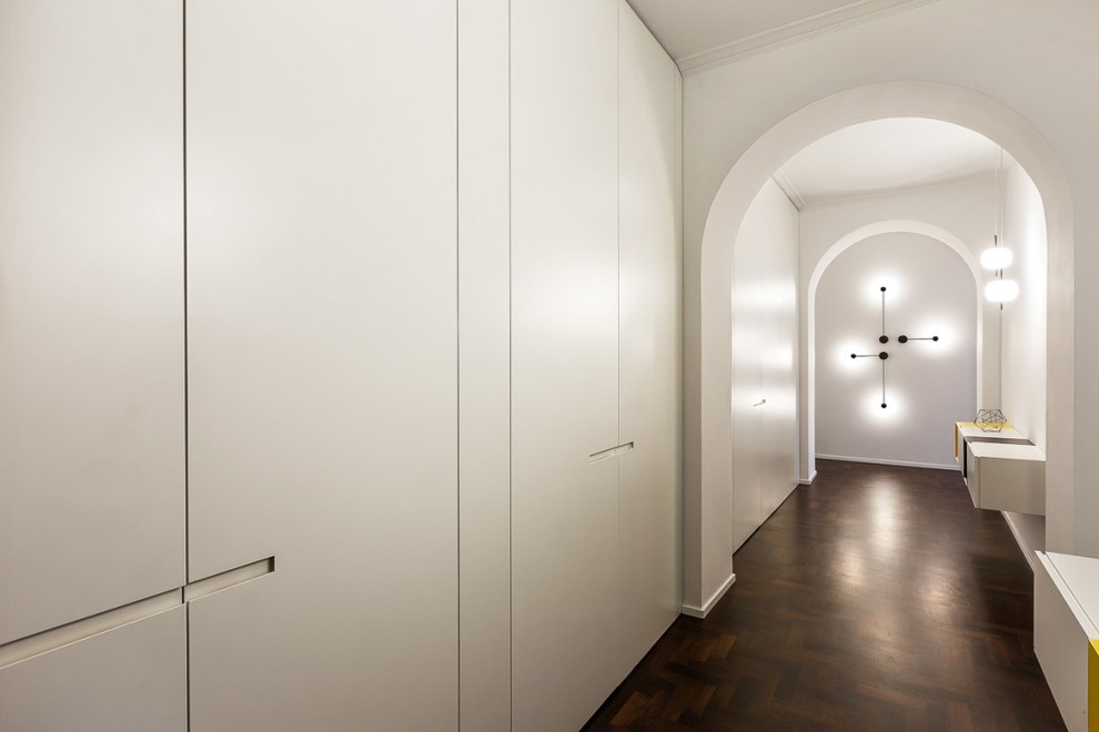 トゥーリンにあるコンテンポラリースタイルのおしゃれな玄関 (白い壁、濃色無垢フローリング) の写真