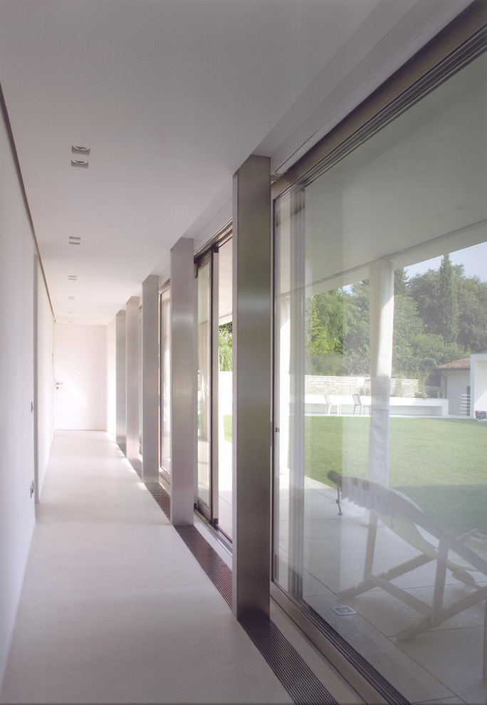 Свежая идея для дизайна: большой, узкий коридор в современном стиле с белыми стенами и полом из керамогранита - отличное фото интерьера