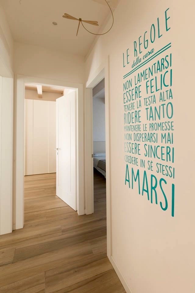 Idee per un ingresso o corridoio moderno con pareti bianche