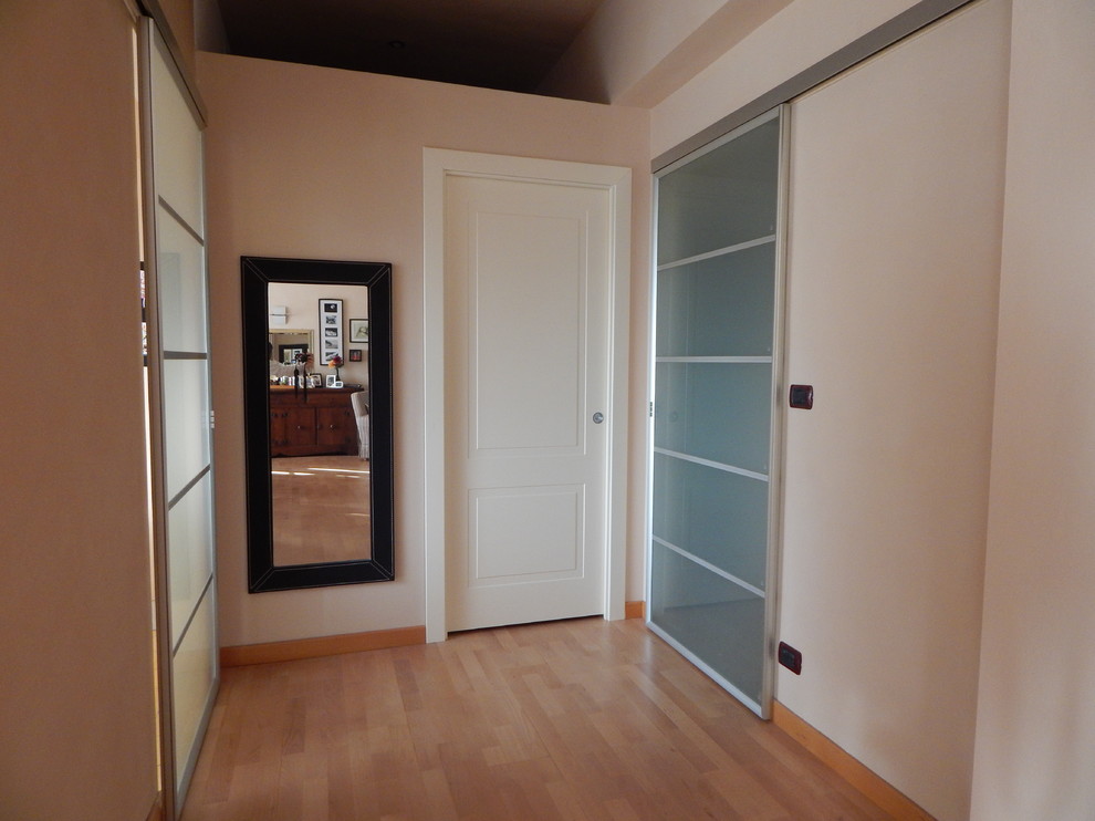 Immagine di un piccolo ingresso o corridoio moderno con pareti beige e parquet chiaro