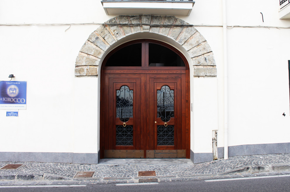 На фото: маленькая узкая прихожая в средиземноморском стиле с белыми стенами, полом из керамогранита, одностворчатой входной дверью, белой входной дверью и белым полом для на участке и в саду