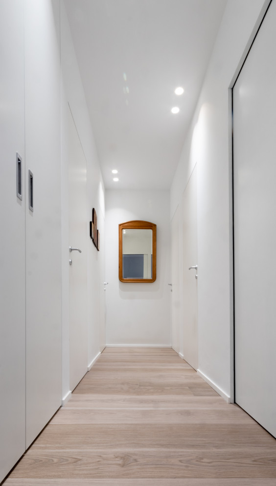Источник вдохновения для домашнего уюта: коридор среднего размера в современном стиле с белыми стенами, полом из керамогранита и многоуровневым потолком