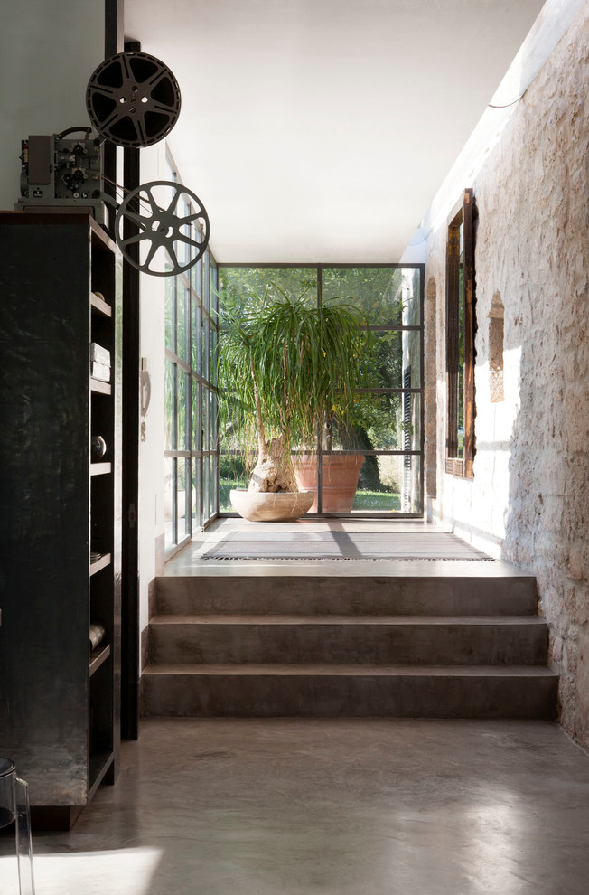 Стильный дизайн: коридор среднего размера в средиземноморском стиле с бетонным полом - последний тренд