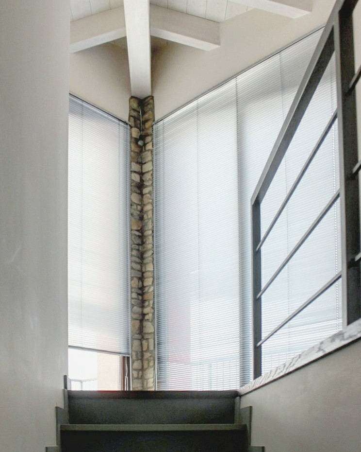 Mittelgroßer Moderner Flur mit beiger Wandfarbe, gebeiztem Holzboden und braunem Boden in Mailand
