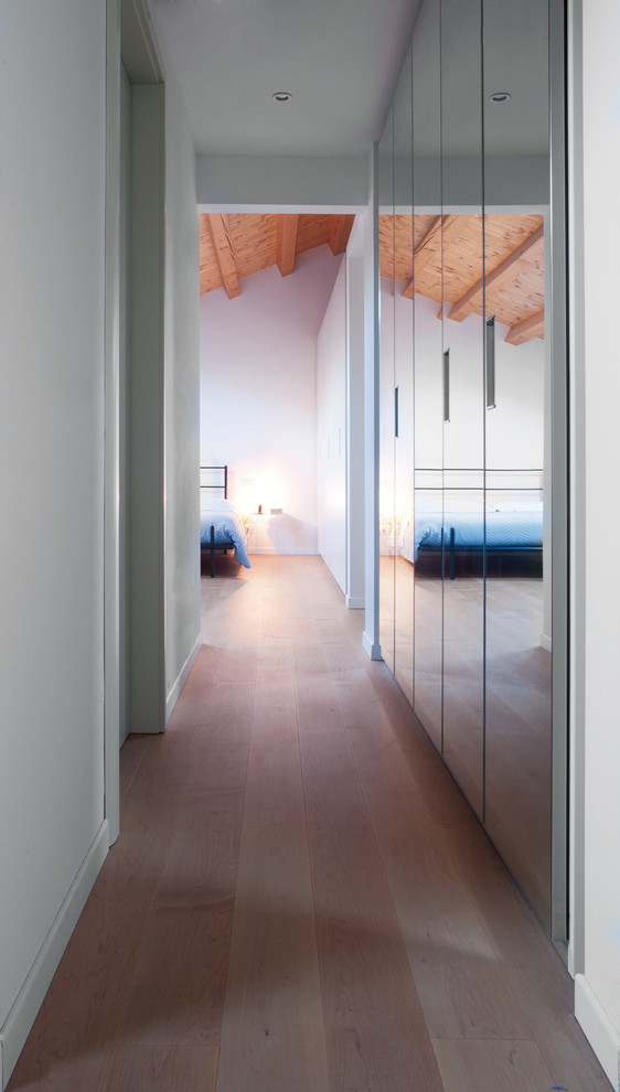 Idéer för en mellanstor modern hall, med vita väggar och ljust trägolv