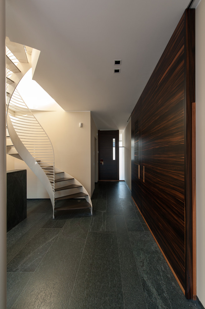На фото: маленький коридор в современном стиле с белыми стенами для на участке и в саду с