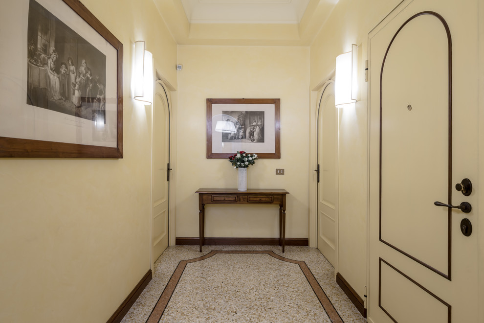 Стильный дизайн: коридор среднего размера в классическом стиле с желтыми стенами, мраморным полом и разноцветным полом - последний тренд