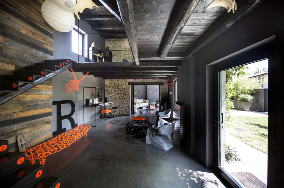 Inspiration för stora moderna entréer, med grå väggar, kalkstensgolv och grått golv