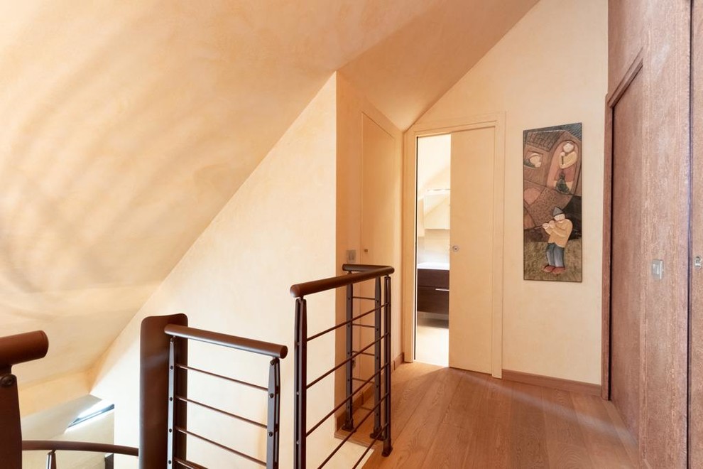 Imagen de recibidores y pasillos rústicos pequeños con paredes beige y suelo de madera pintada