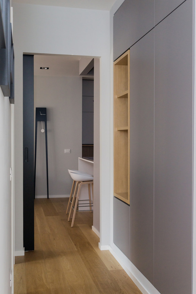 Стильный дизайн: коридор среднего размера в скандинавском стиле с серыми стенами и светлым паркетным полом - последний тренд