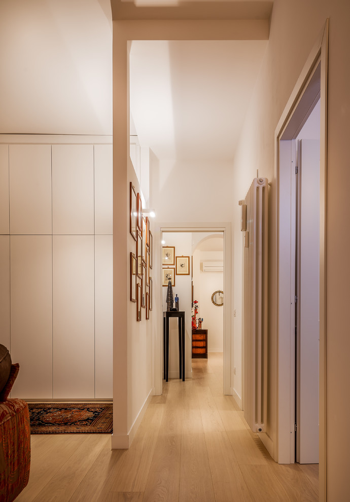 На фото: большой коридор в современном стиле с белыми стенами, светлым паркетным полом и бежевым полом