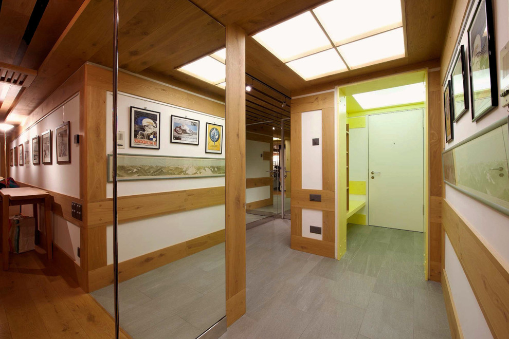 Mittelgroßes Uriges Foyer mit weißer Wandfarbe, Porzellan-Bodenfliesen, Einzeltür, weißer Haustür und grauem Boden in Sonstige