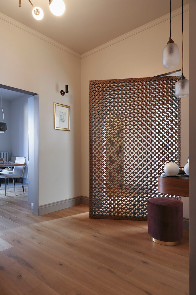 Imagen de distribuidor contemporáneo con paredes beige, suelo de madera clara, puerta simple, puerta metalizada y suelo marrón