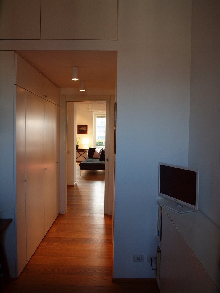 Ispirazione per un piccolo ingresso o corridoio moderno con pareti bianche e pavimento in legno massello medio