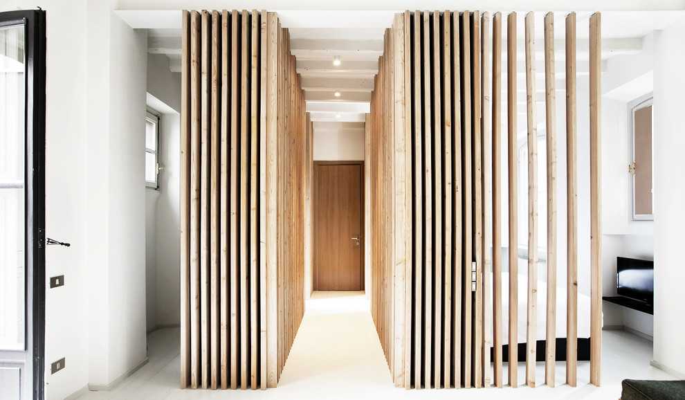 Inspiration för en mellanstor funkis hall, med vita väggar, en enkeldörr och mellanmörk trädörr