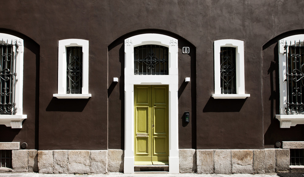 Imagen de entrada clásica de tamaño medio con paredes marrones, puerta doble y puerta verde