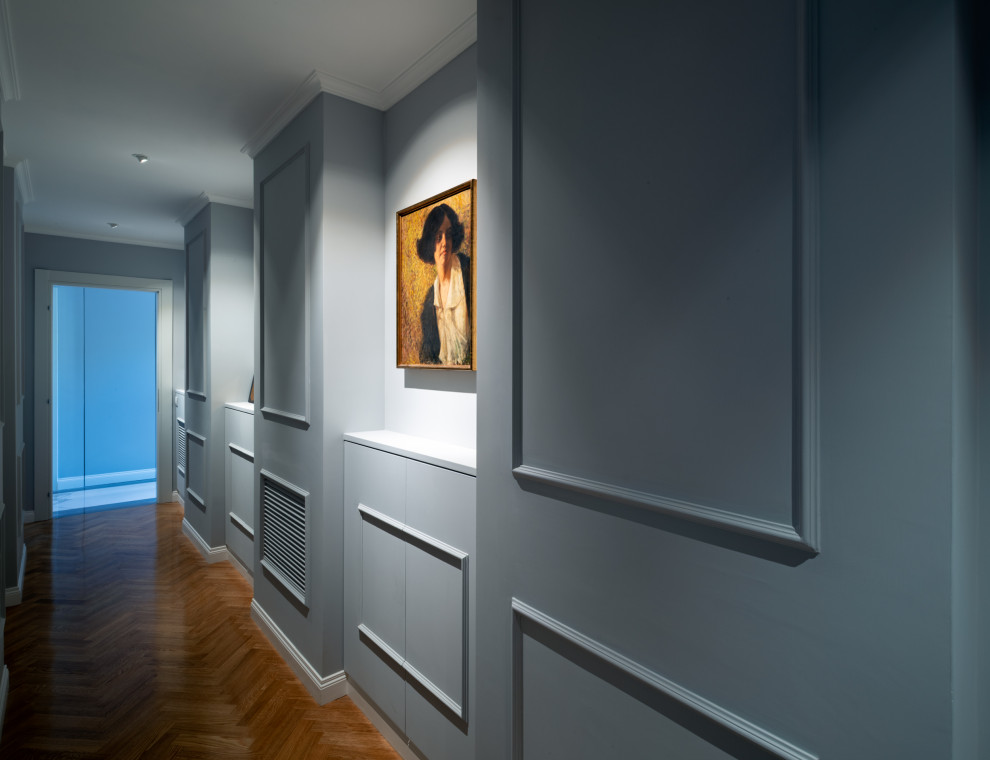 Источник вдохновения для домашнего уюта: коридор среднего размера в современном стиле с серыми стенами, светлым паркетным полом, многоуровневым потолком и панелями на части стены