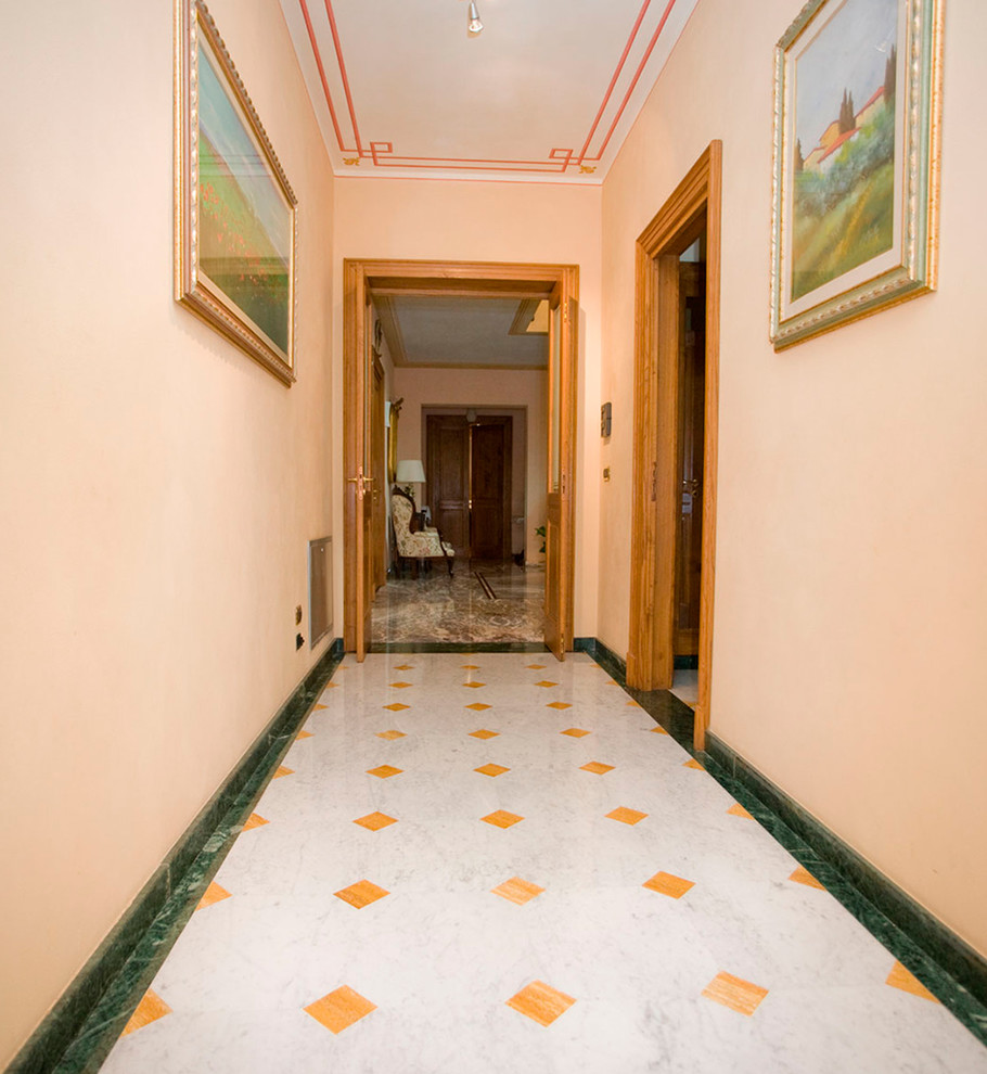 Exempel på en klassisk hall, med marmorgolv och vitt golv
