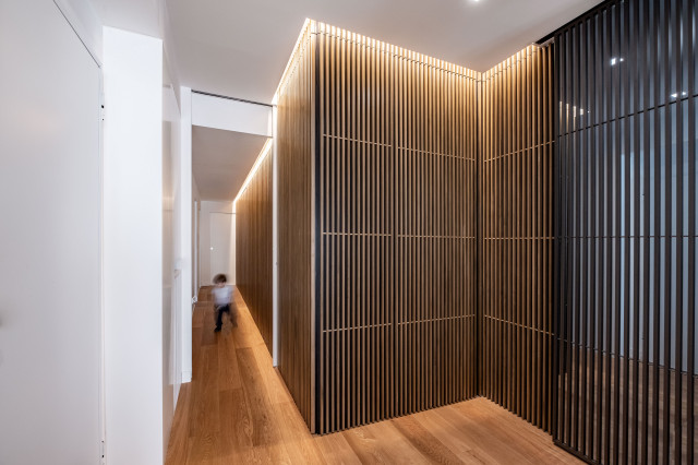 Corridoio, parete mobile con listelli in legno - Contemporaneo - Corridoio  - Cagliari - di C+C04STUDIO