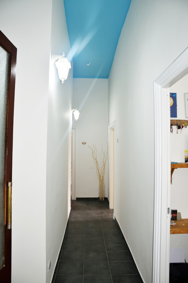 Источник вдохновения для домашнего уюта: маленький коридор в стиле модернизм с белыми стенами, полом из керамогранита и черным полом для на участке и в саду