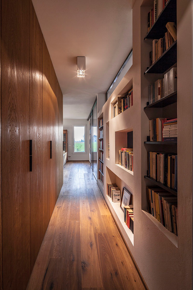 Cette photo montre un couloir tendance avec un sol en bois brun.