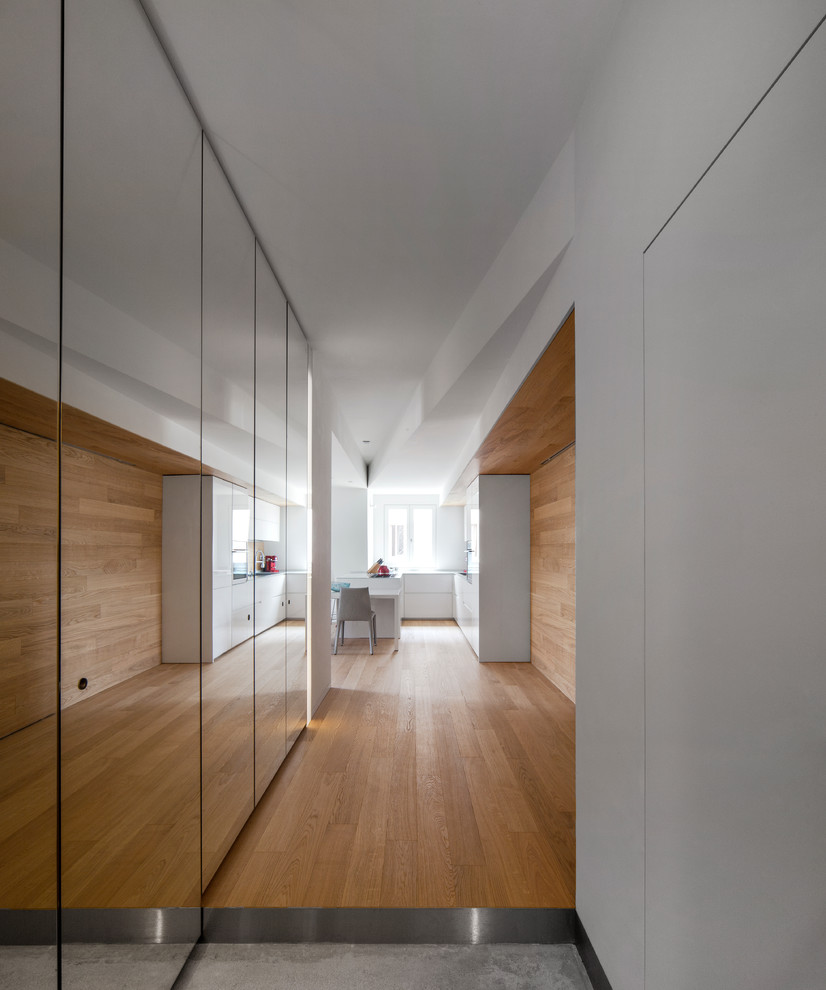 Идея дизайна: коридор в современном стиле с белыми стенами и паркетным полом среднего тона