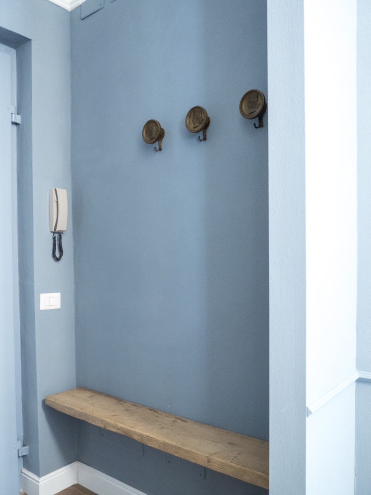 Idee per un piccolo ingresso bohémian con pareti blu, una porta a due ante e una porta blu