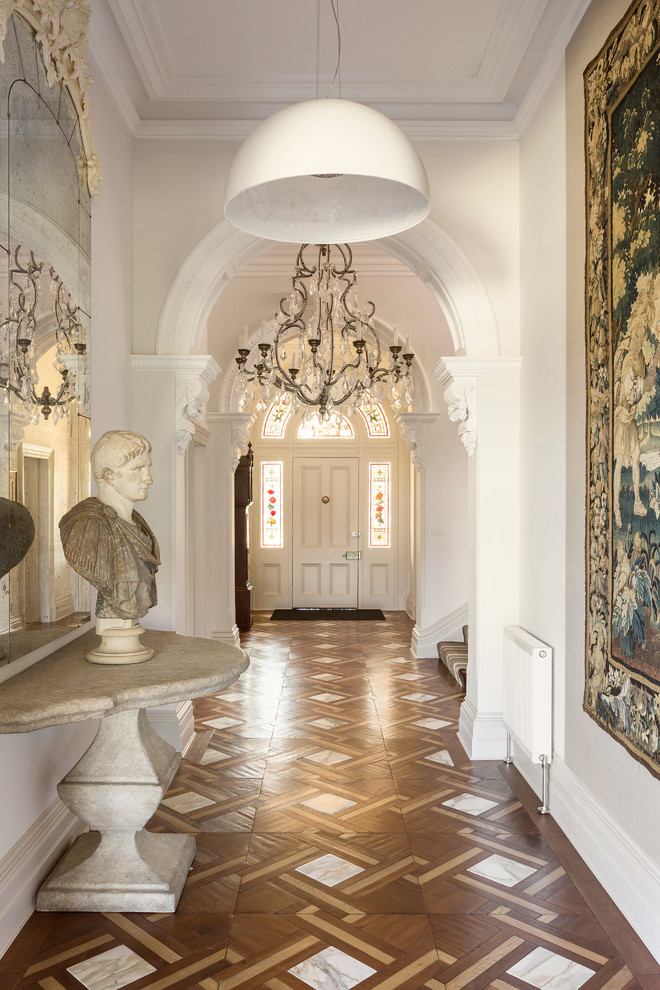 Idée de décoration pour une grande entrée tradition avec un couloir, une porte simple et une porte blanche.