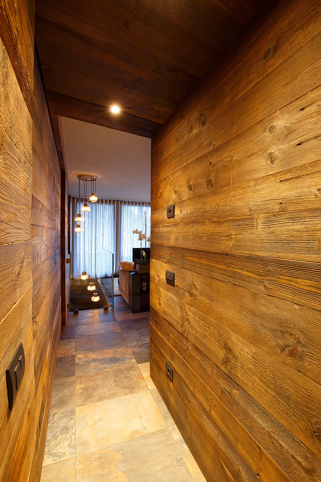 Kleines Rustikales Foyer mit brauner Wandfarbe, Porzellan-Bodenfliesen, Einzeltür, hellbrauner Holzhaustür und buntem Boden in Sonstige