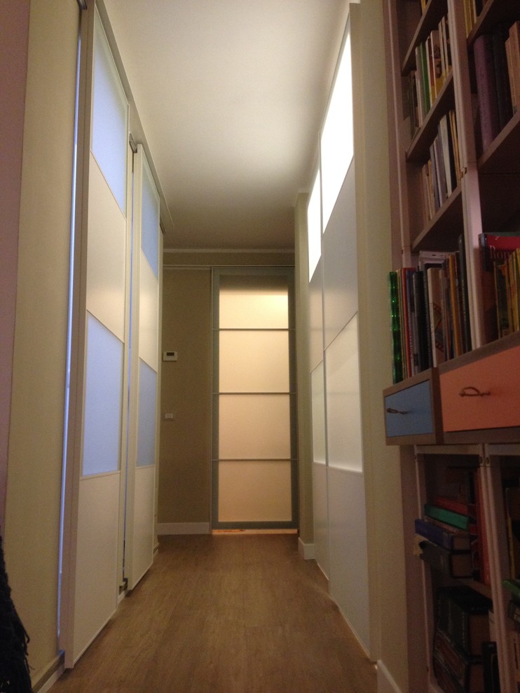 Réalisation d'un petit couloir bohème avec un mur blanc, un sol en carrelage de porcelaine, un sol beige et un plafond décaissé.
