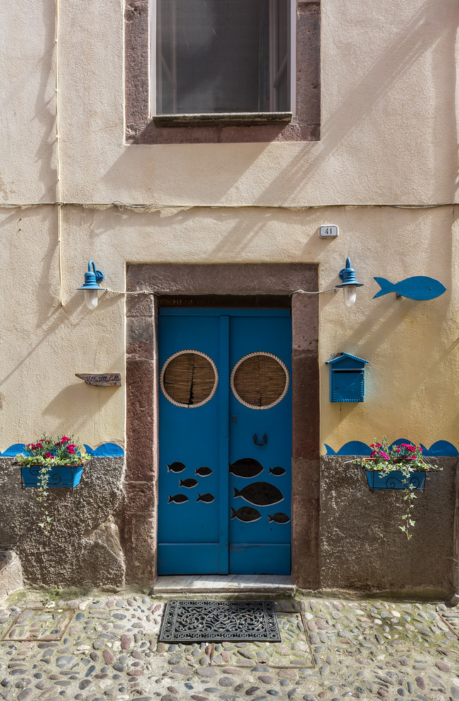 Inredning av en maritim liten ingång och ytterdörr, med en dubbeldörr och en blå dörr
